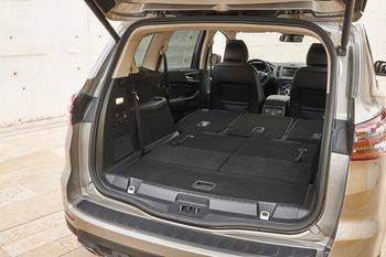 Крыша и семь сидений умещаются в багажнике Galaxy на 300 литров