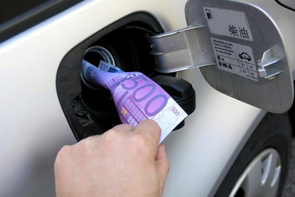 У I півріччі 2013 року вартість бензину в країнах Європи змінювалася різноспрямовано, хоча ближче до середини року зниження цін на паливо слідом за падінням нафтових цін почалося практично повсюдно