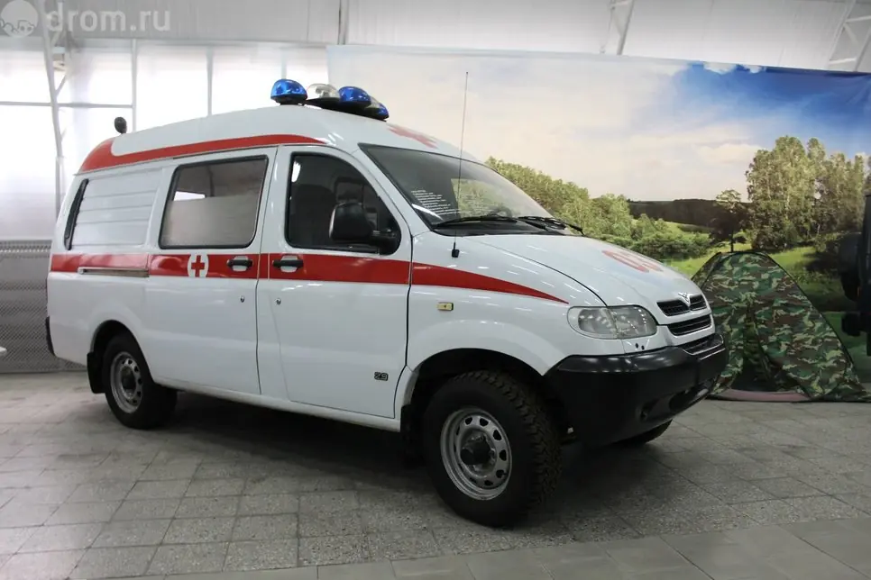 Через два роки УАЗ представив швидку допомогу на базі «Сімби» - вона відрізняється подовженим кузовом і високим дахом