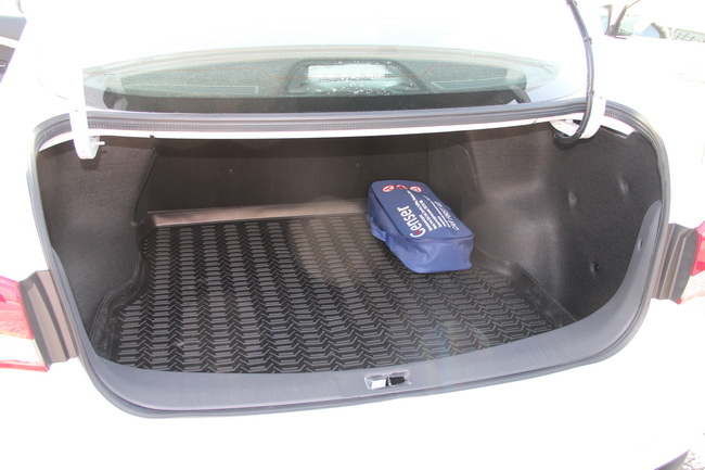 Ручка на внутрішній стороні кришки дає можливість закрити багажник, не доторкаючись до забруднених зовнішніх поверхнях автомобіля