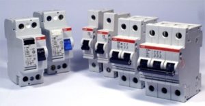 Для того щоб вся техніка в будинку або на виробництві була захищена від перепадів напруги електричного струму потрібно встановити спеціальні автоматичні вимикачі