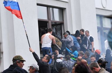 29 квітня 2014 року, 20:51 Переглядів:   Прокуратура почала розслідування за фактом захоплення Луганської ОДА, фото AFP