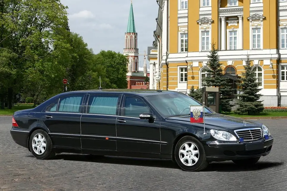 Через кілька років президент пересів на лімузин наступного покоління (W221), який до 7 травня 2018 року беззмінно грав роль головного «парадного» автомобіля Володимира Путіна