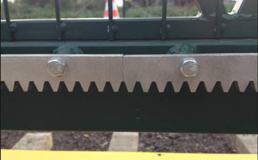 Витримуючи зазор між рейкою і шестернею приблизно 2-3 мм, закріплюють зубчасту планку рівномірно на воротах
