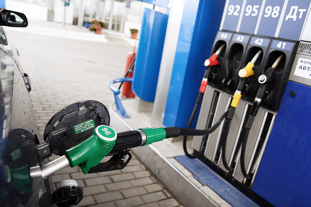 Вчора ціна палива на автозаправних станціях країни росте не по днях, а по годинах