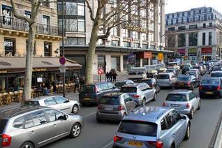 - Досить примітно, що навіть у великих містах дуже багато вулиць має односторонній рух