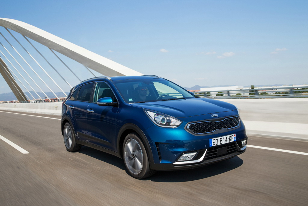 Кросовери Kia Niro з першої поставки з'являться в салонах офіційних дилерів на початку 2017 року, але найнадійніший спосіб гарантовано стати одним з перших власників - зробити передоплату, оскільки кількість автомобілів обмежена