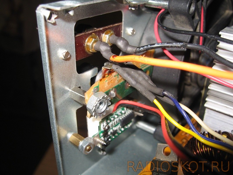 Резистор потрібен для того, щоб знизити обороти і гучність вентилятора
