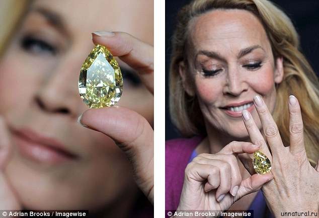 «Сонячна сльоза» була надана музею американської фабрикою діамантів Кора Інтернешнл (Cora International), яка і є власником цієї безцінної речі