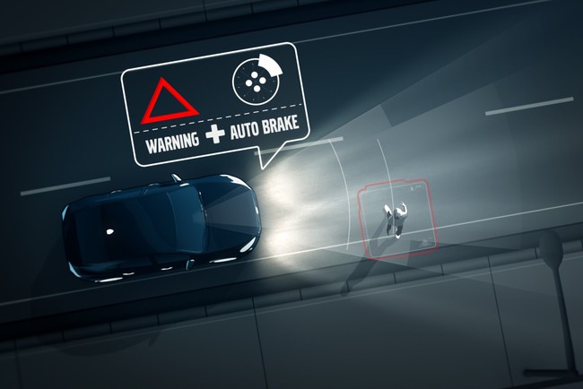 Одночасно система моніторить стан за кормою, і в разі інтенсивного наближення автомобіля, замигають задні ліхтарі, щоб спробувати попередити неуважного водія позаду