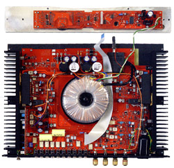 Як було вже сказано, для універсальності багатофункціонального використання Elicit має також безпосередній вхід підсилювача потужності і гнізда з можливістю використання режимів Bi-amplifier і Subs bass, а також для петлевого контролю звукозапису будь-якого рекордера або магнітофона