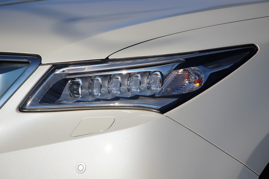 Саме з кросовером Acura MDX третього покоління компанія офіційно вийшла на український ринок