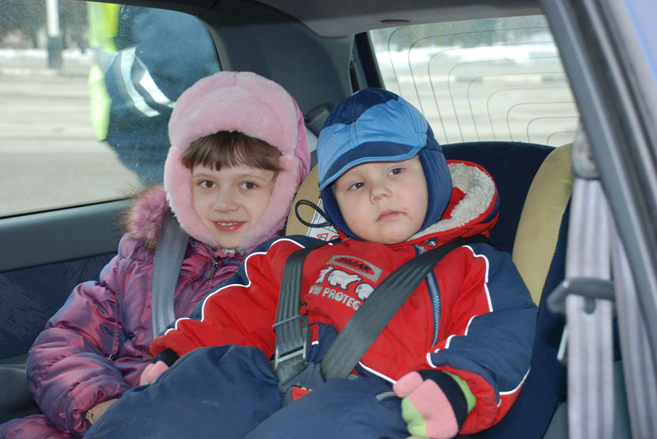 Правилами дорожнього руху встановлено, що: «Перевезення дітей допускається за умови забезпечення їх безпеки з урахуванням особливостей конструкції транспортного засобу