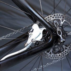 У дисковому велосипедному гальмі функціональна передача посилення припадає саме на гальмівний диск (друга назва - ротор), закріплений на колісній втулці