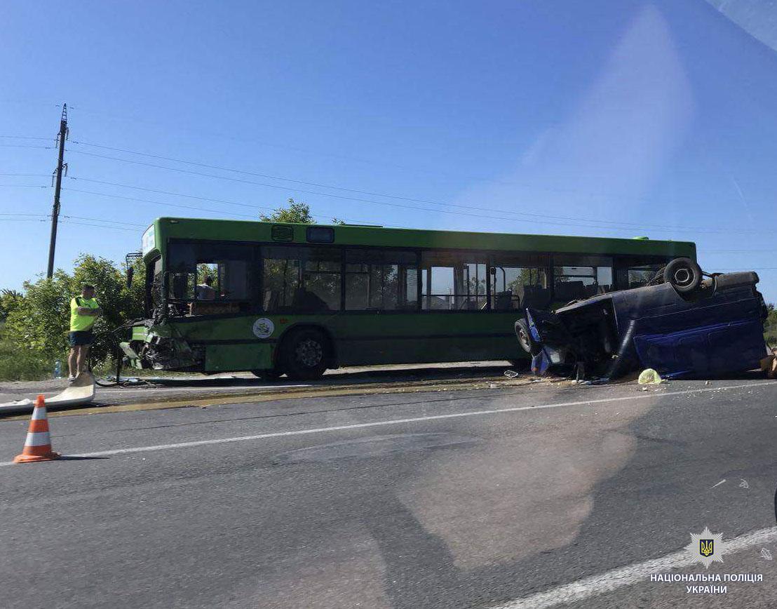 За попередніми даними, водій легковика виїхав на зустрічну смугу, в результаті чого і сталося зіткнення