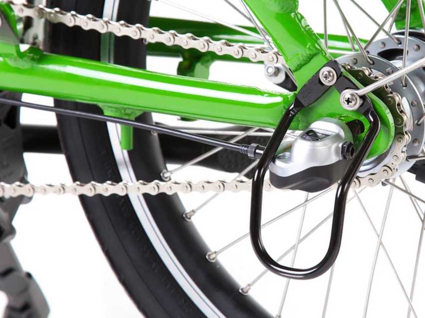 Для виготовлення багатьох компонентів задньої втулки велосипеда застосовуються загартовані хромомолібденові сплави або поверхнево зміцнена сталь, які мають підвищену крихкістю