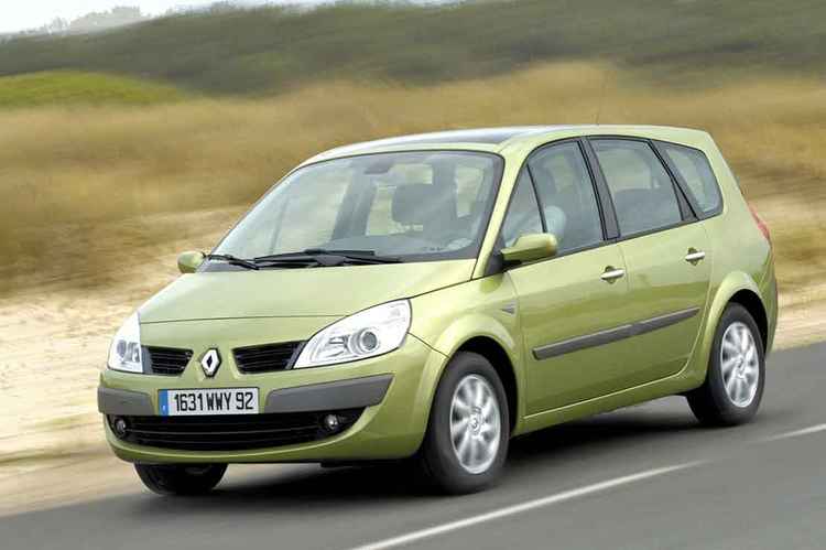 Перші фото Renault Grand Scenic другого покоління, які були випущені в періоди з 2003 по 2006 і з 2006 по 2009 роки, підтвердили той факт, що зовнішніх відмінностей практично немає