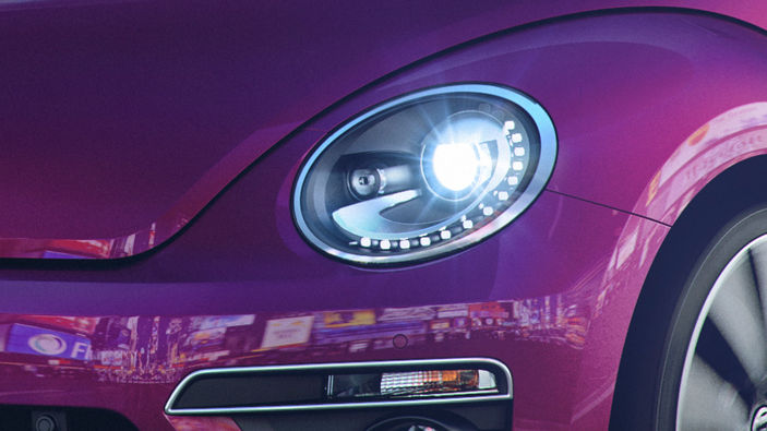 «Інтернетний» Volkswagen Beetle в хорошій комплектації - в ньому є мультимедійна система Composition Media з 6,5-дюймовим сенсорним екраном з кольоровим TFT-дисплеєм, датчиком наближення і камерою заднього виду, бі-ксеноновими фари з LED-ходовими вогнями і багато іншого обладнання