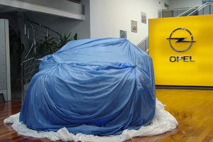 Офіційний дистриб'ютор автомобілів Opel в Україні, компанія «УкрАвтоЗАЗ-Сервіс», яка входить до складу Української Автомобільної Корпорації, під час Столичного Автошоу 2009 презентувала автомобіль   Opel Insignia