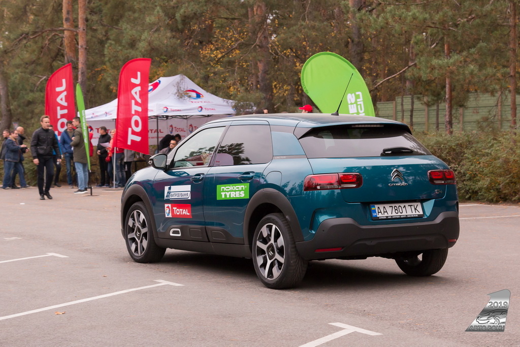 Дійсно, на хвилях і нерівностях середнього розміру C4 Cactus йде плавно, але ось серйозних дорожніх вад і ям йому краще уникати