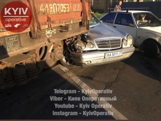 У п'ятницю, 4 травня, в Києві на вулиці Бориспільській сталося жахливе дорожньо-транспортна пригода: Mercedes врізався в поїзд, що перевозив танк