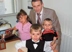 Офіційний дилер автомобілів SEAT в Україні, компанія «Авто-Київ» подарувала дітям кількох своїх клієнтів «портфель першокласника» з набором предметів, необхідних школяру