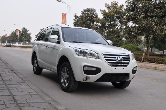 Передньопривідний китайський позашляховик привертає доступною ціною в 599 тисяч (базова комплектація)