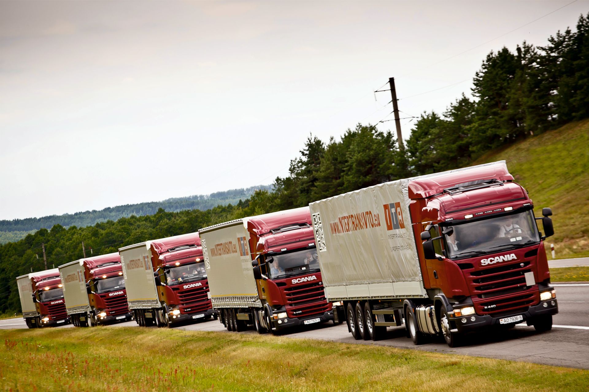 Автомобільна перевезення небезпечних вантажів, згідно з класифікацією ADR, охоплює: