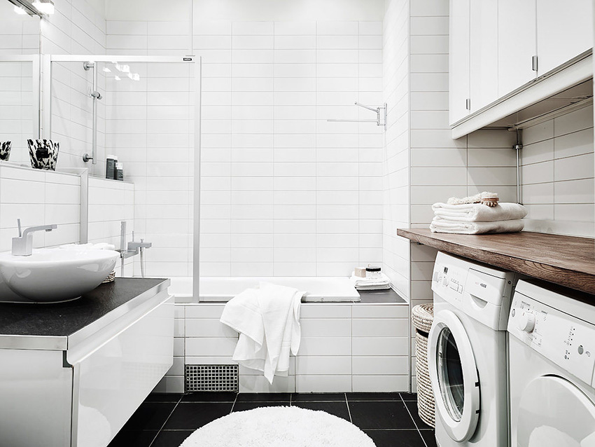 В сучасних санвузлах для огорожі ванни або душової кабіни від іншого простору приміщення використовують такі види скляних шторок: