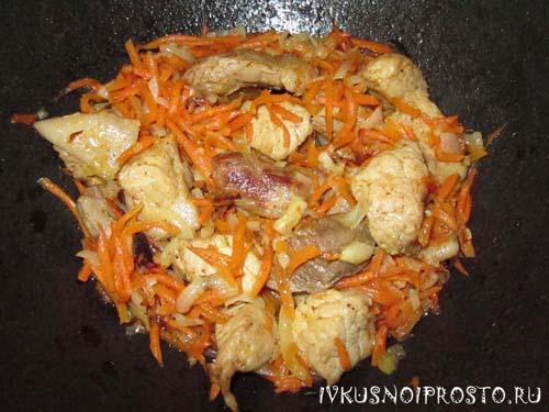 За цей час ріжемо моркву тонкою соломкою (або натираємо її на корейській тертці), цибулю тонкими півкільцями і додаємо всі на сковороду до м'яса