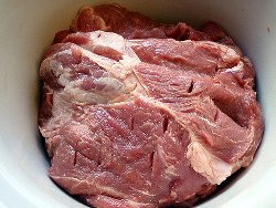 Свинина - улюблене м'ясо багатьох людей, цінується яке і за простий смак, що поєднується з усім, і за поживність, і за відсутність неприємних моментів в процесі готування (неприємний запах, безліч плівочок, від яких потрібно позбутися)