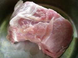 Існує два основних способи варіння свинини, відрізняються які один від одного подальшим використанням бульйону: