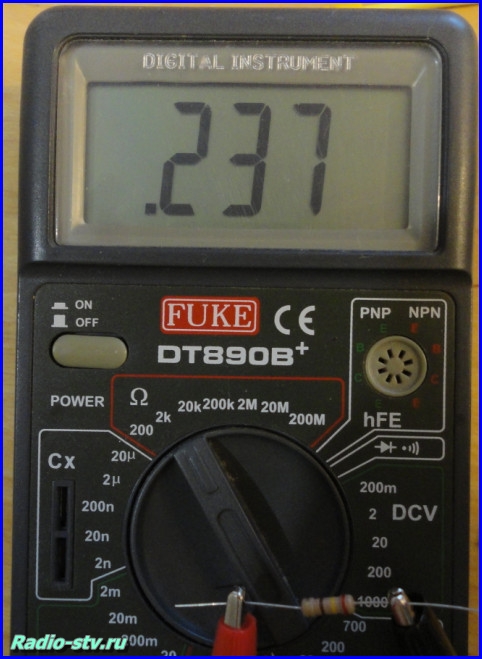 Як бачимо мультиметр показує опір перевіряється резистора близько 240 Ом