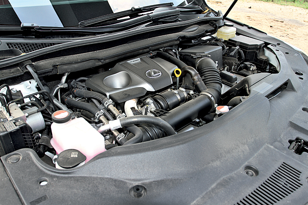 Так-так, під капотом нового Lexus RX 200t ховається бензиновий турбомотор, що сталося вперше в історії цієї моделі