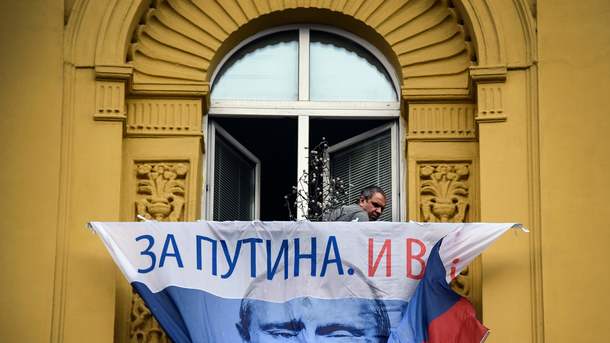 27 лютого 2018, 20:36 Переглядів:   Прихильник Путіна вивішує банер на підтримку президента РФ