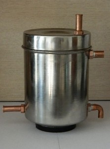 Холодильник (охолоджувач), призначений для охолодження спиртових парів, являє собою   нескладну конструкцію (змійовик), виготовлений з металу з високою теплопровідністю