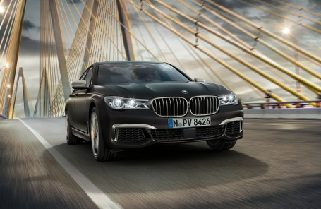 Компанія продемонструвала нову модифікацію представницького седана 7-ої серії, який оснащений 6-циліндровим дизельним двигуном   Фото: BMW   BMW представила дві нові модифікації «сімки»