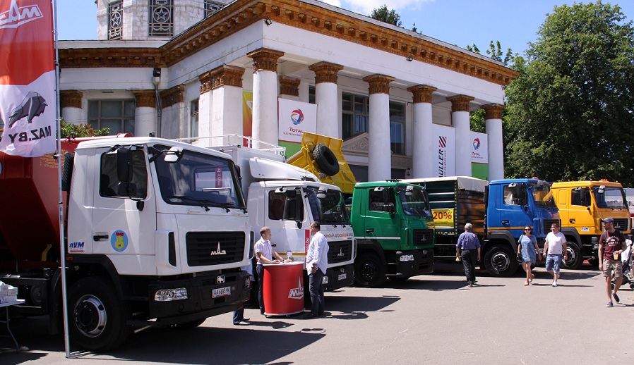 Група компаній АІС - офіційний дилер вантажних   автомобілів МАЗ   здійснила поставку партії сільськогосподарських самоскидів МАЗ 4371 Корнет