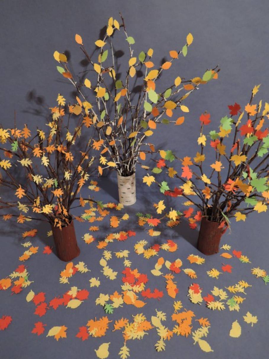 Вітаю гостей блогу і пропоную виготовити об'ємні дерева з гілочок і кольоровий принтерного паперу для оформлення групи до осіннього свята