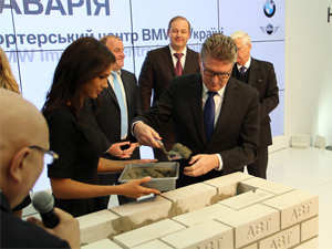 На Бориспільській трасі під Києвом відбулася закладка каменя під майбутній імпортерський і дилерський центр компанії «АВТ Баварія» - імпортера BMW, Mini і Rolls-Royce