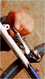 Ці важелі також дозволяють перевернути велосипед, поставивши його на сідло і кермо, не знімаючи тросів