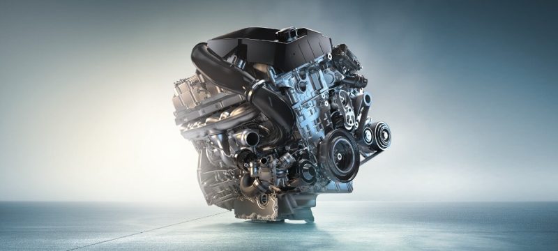 Старший бензиновий брат - серйозний агрегат - циліндричної розстановкою V8, об'ємом 4,4 літра і за силою рівним 450 коней