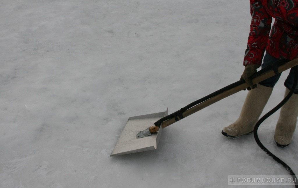 Учасниця нашого форуму Naletea пристосувала під заливальне машинку снігоприбиральну лопату: