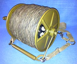 Табельними електричними проводами, використовуваними для підривних робіт є двожильні телефонні дроти Cable telephonique KL 4 і Cable telephonique KL 5 поставляються на котушках DR-8-A (400м