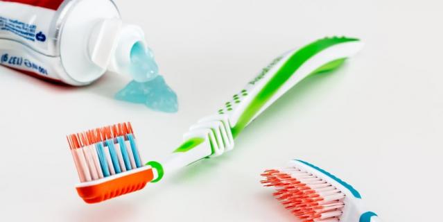 Роскачество провело експертизу електричних зубних щіток і з'ясувало, чи дійсно вони ефективніше звичайних і на що варто звернути увагу при їх купівлі