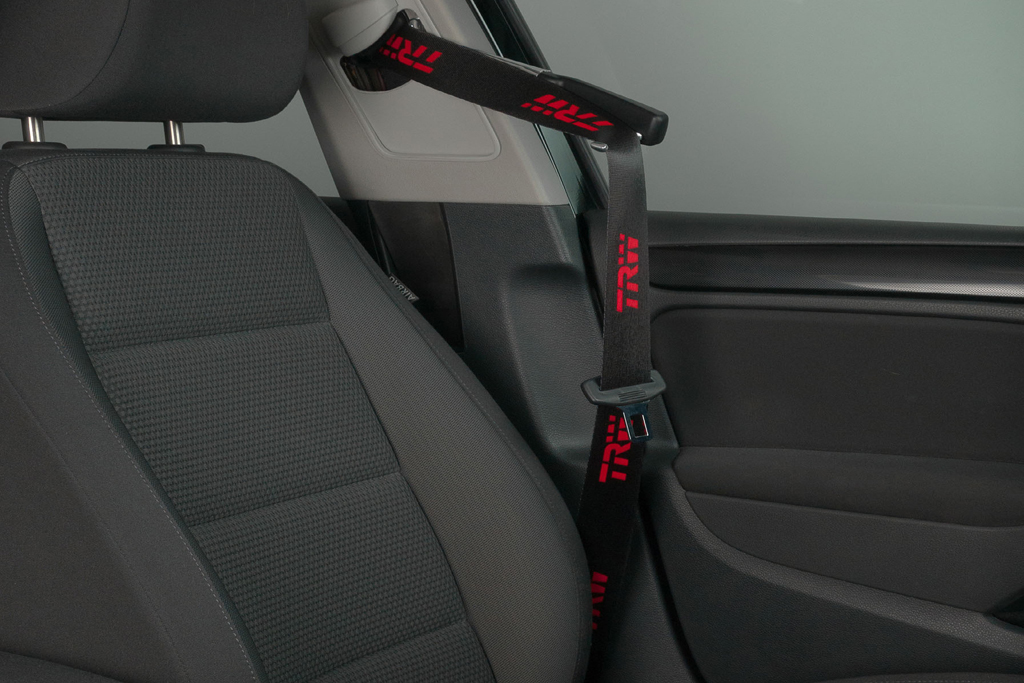 Після того, як пасажир сяде на своє сидіння, активний ремінь Active Seat Belt Presenter за допомогою спеціального механізму висувається аж до 30 cм вперед по ходу руху