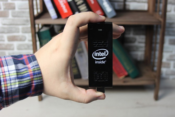 Експериментуючи з форматами обчислювальних систем компанія Intel представила ультракомпактну платформу Compute Stick
