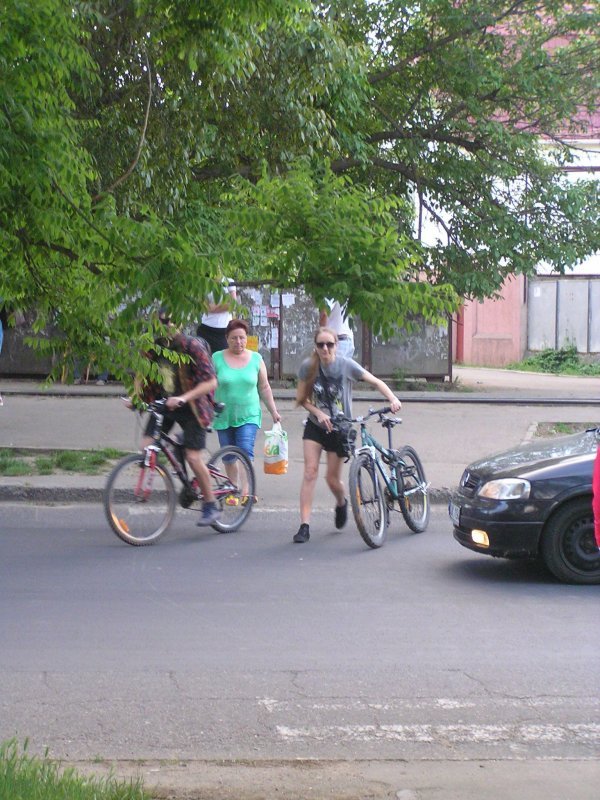 На практиці більшість велосипедистів поводяться на дорозі в залежності від ситуації