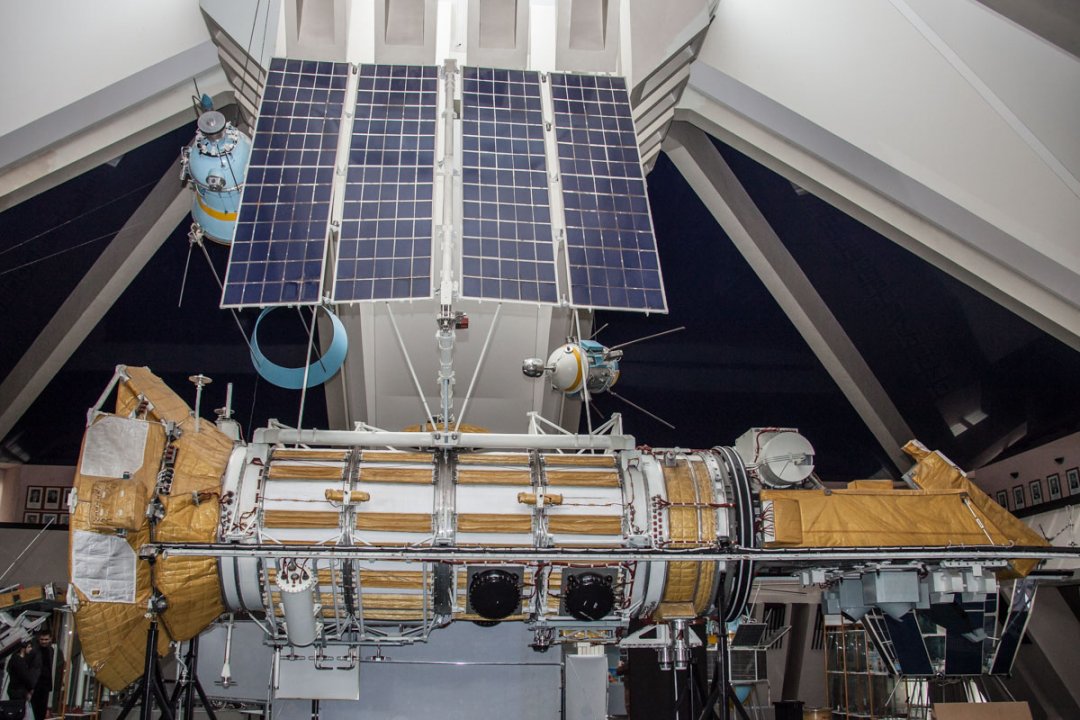 Крім того, представили четверте покоління   космічного   двигуна VRD, головна відмінність якого полягає в тому, що він працює без палива на електротязі , - повідомив засновник космічного інкубатора Максим Ткаченко